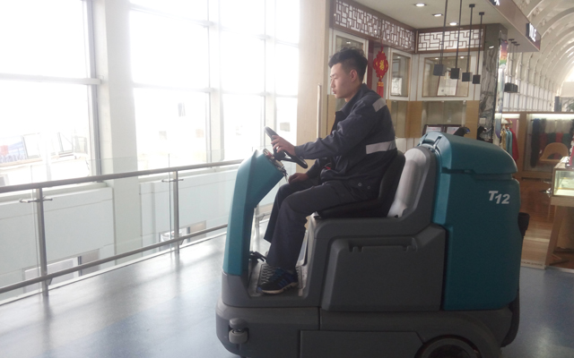 北京生产驾驶型小型洗地机代理